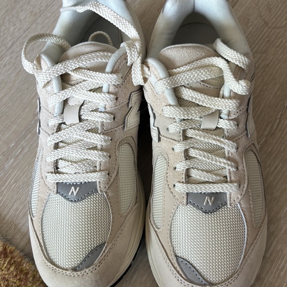 New Balance 2002R (Beige) - Picture 7 of 9